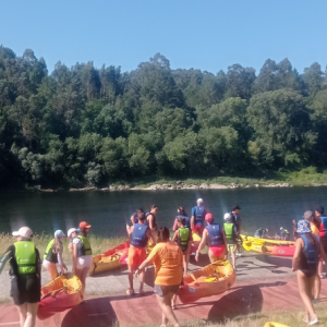 Niños disfrutando de actividades de aventura en Galicia, explorando paisajes naturales y realizando deportes al aire libre durante sus vacaciones en Galicia con niños.