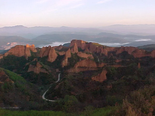 Vista panorámica de Las Médulas desde el mirador, actividad recomendada para familias con niños