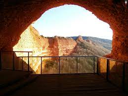 Interior de galería romana en Las Médulas con vistas al paisaje rojo, ruta ideal para familias con niños.