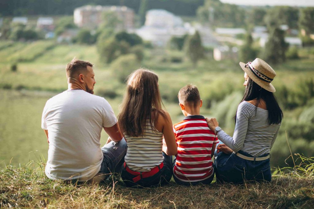 Familia disfrutando de una excursión en la naturaleza, ejemplo perfecto de qué hacer en El Bierzo con niños