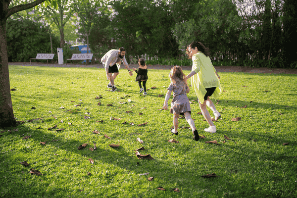 Familia disfrutando de actividades al aire libre en Portugal, ideal para saber qué ver en Portugal con niños