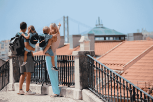 Familia disfrutando en la mejor zona de Portugal para ir con niños, junto a un río en el norte del país