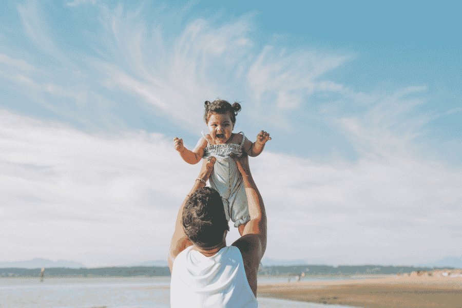 Padre con su hija disfrutando de unas vacaciones monoparentales en la playa
