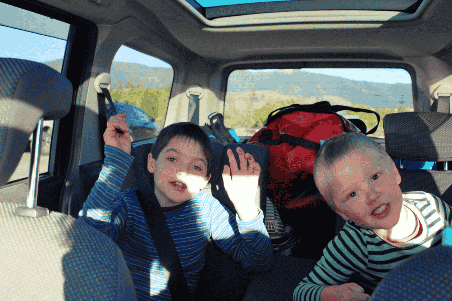 Niños explorando un sendero natural en la mejor zona de Portugal para ir con niños