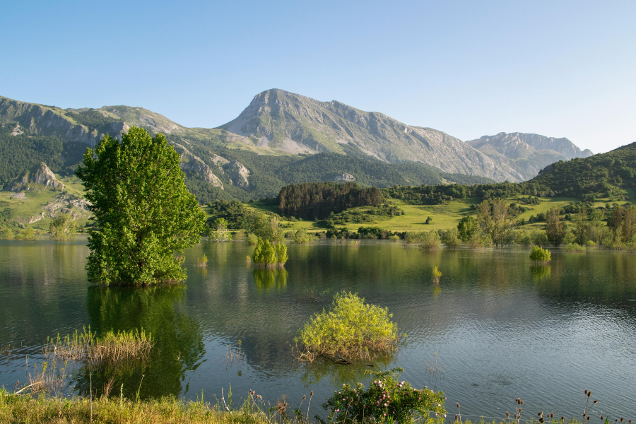 Disfrutando de las actividades acuáticas en el Lago de Carucedo, uno de los mejores lugares para ver en El Bierzo con niños.