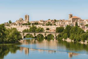amilia disfrutando del Castillo de Ponferrada, uno de los mejores lugares que ver en El Bierzo con niños.