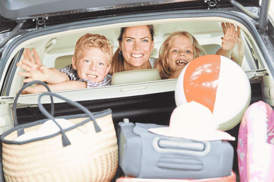 Niños y adultos participando en actividades grupales durante unas vacaciones monoparentales