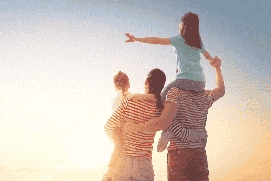 Familia disfrutando de actividades al aire libre en su destino ideal para vacaciones con niños.