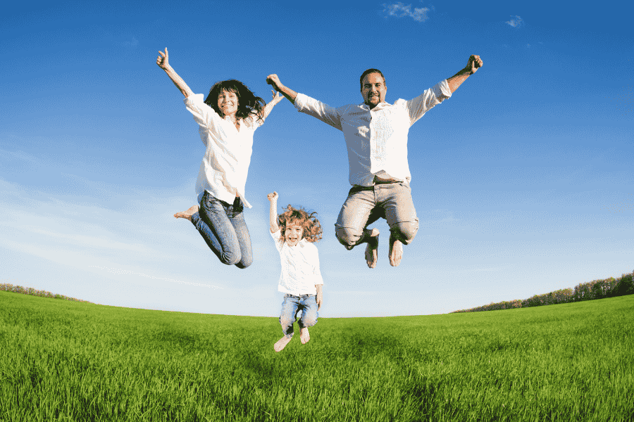 Niños disfrutando de actividades recreativas durante sus vacaciones en un destino familiar.