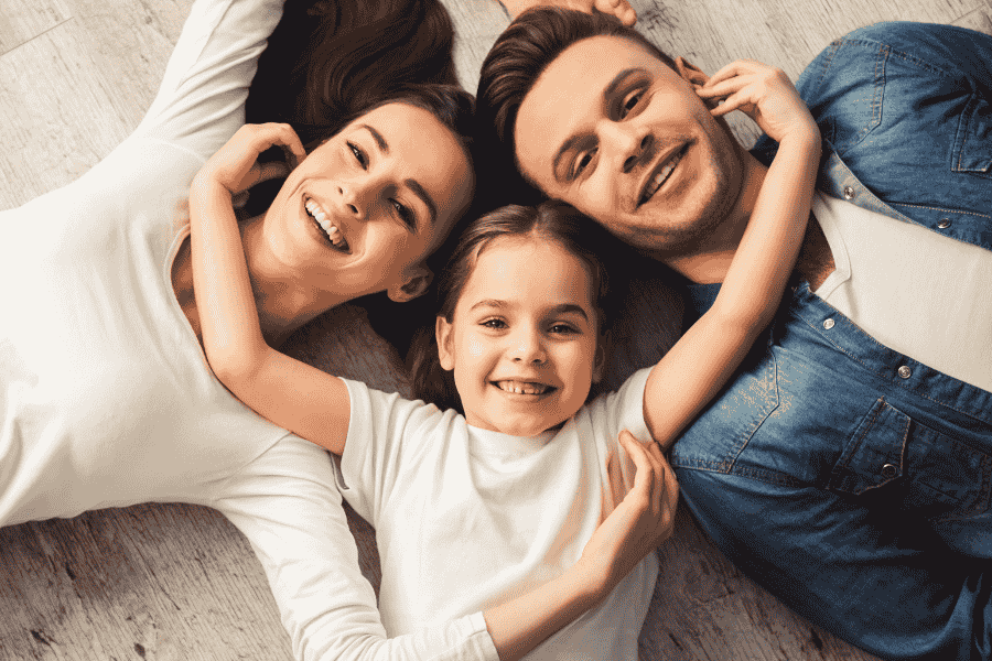 Padres y su hija disfrutando de un momento en familia durante sus vacaciones con niños.