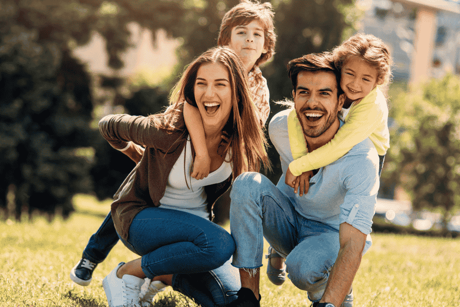 Familia feliz explorando la naturaleza durante sus vacaciones con niños.