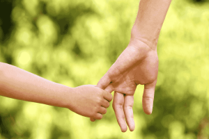 Madre e hijo caminando por una ruta de senderismo en sus vacaciones monoparentales