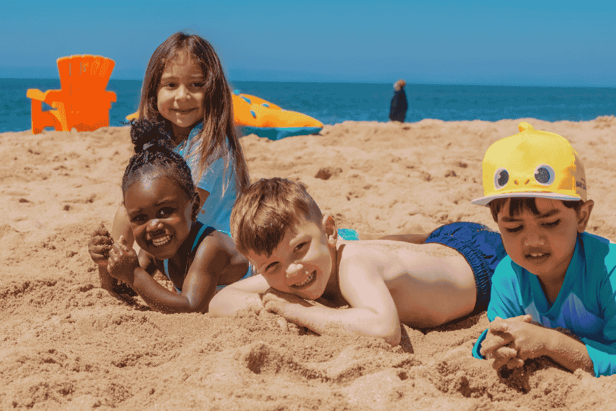 Niños jugando en la arena en una playa tranquila del norte de Portugal